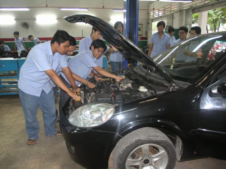 Rớt đại học có nên học nghề sửa xe ô tô Nghề sửa xe đang hot và dễ xin việc làm